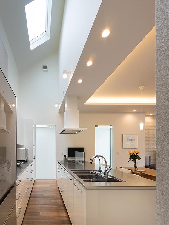 Kitchen with skylight white │高級住宅