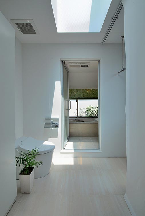 Toilet with skylight│高級住宅