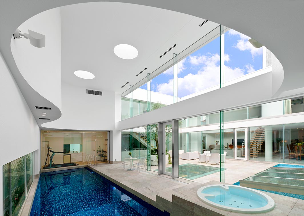 High ceiling home pool│高級住宅コートハウス　プール