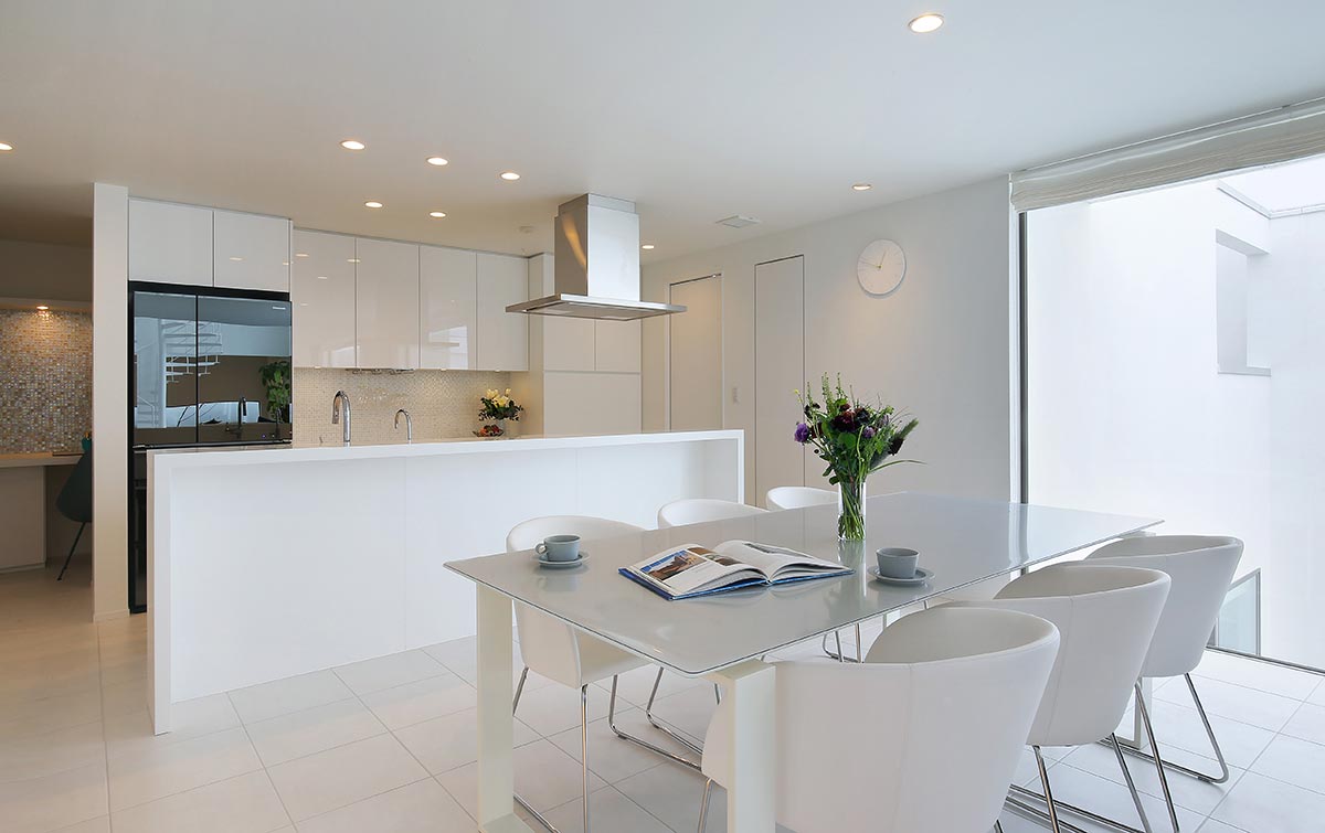 white Modern dining kitchen design│高級住宅 白いモダンなキッチン