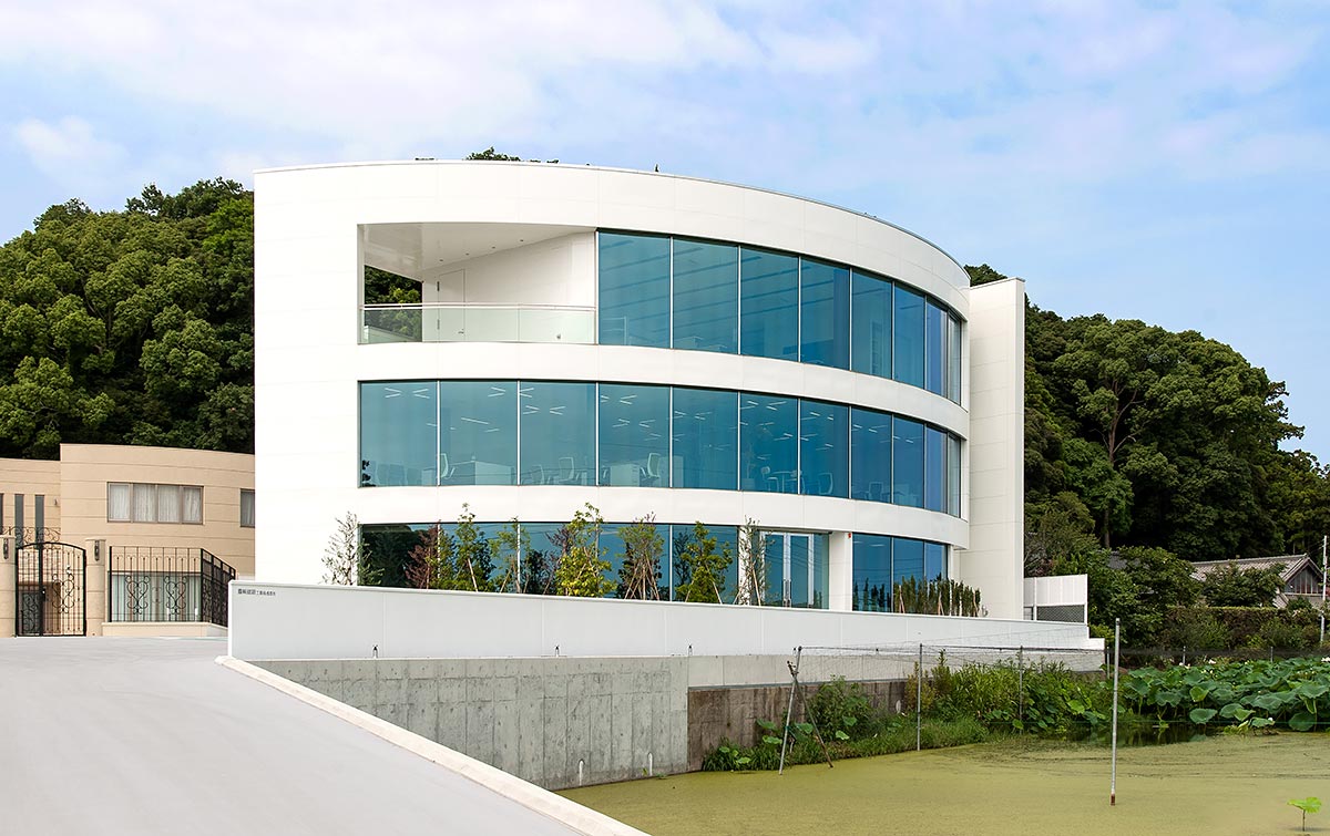 Office building exterior designs curved glass wall│商業施設