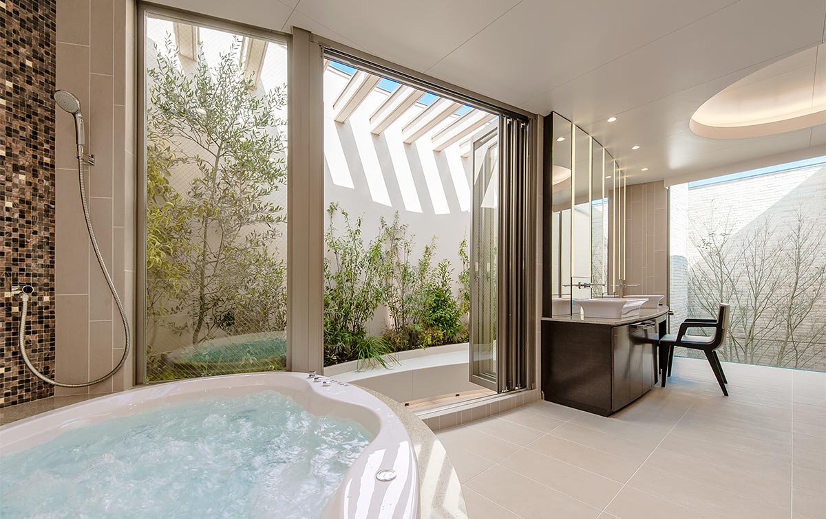 Bathroom design with large windows│高級住宅 バスルーム