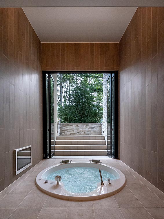 Bathroom design with large windows│別荘建築　バスルーム