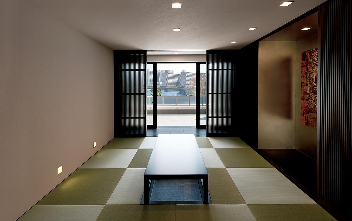 高級住宅の和室。琉球畳と格子。　