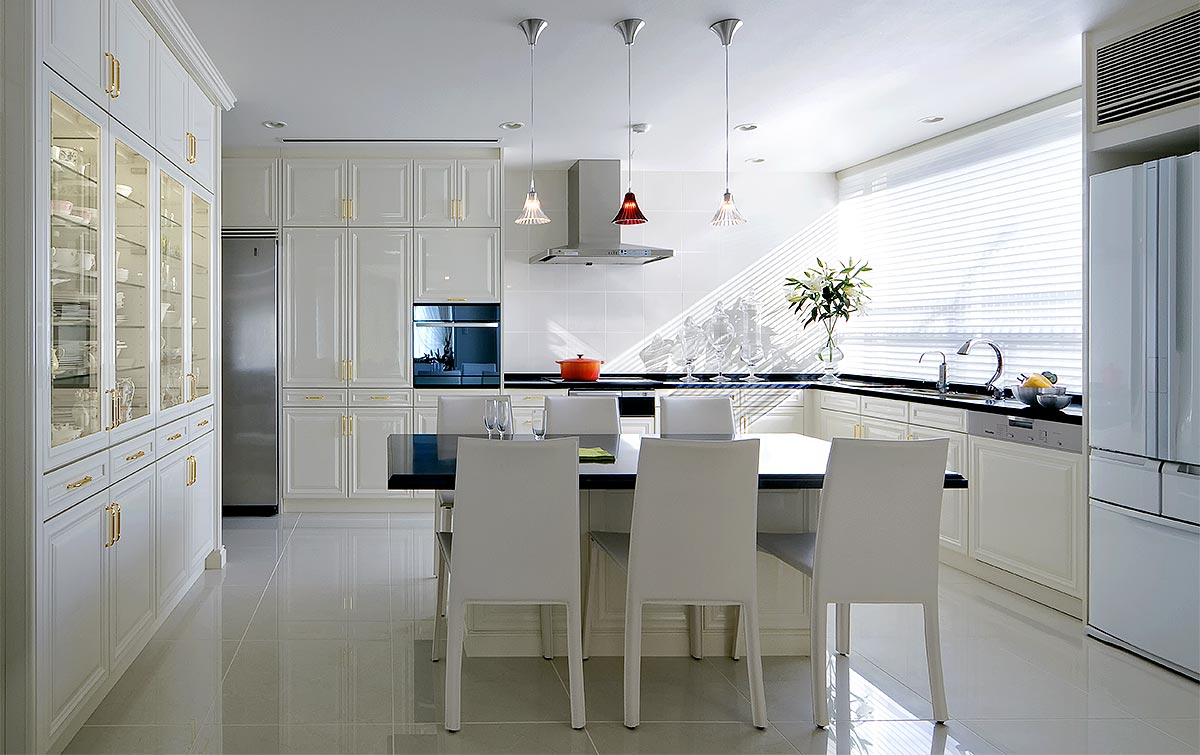 高級デザインキッチンの実例│エレガントな白いキッチンにはバカラのペンダントライトが