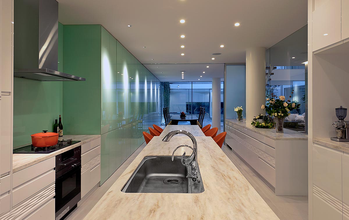高級デザインキッチン実例│白にカラーガラスのフレッシュなグリーンが映えるモダンテイスト