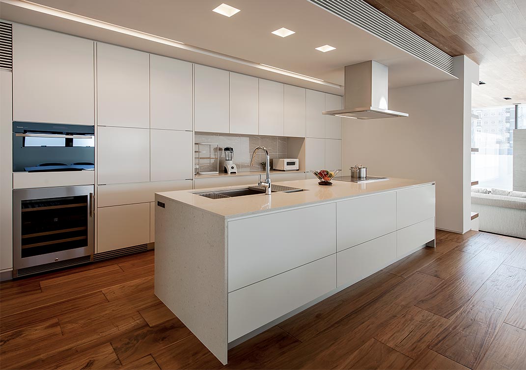 高級デザインキッチン実例│スッキリとした壁面収納が均整のとれた空間美を演出する