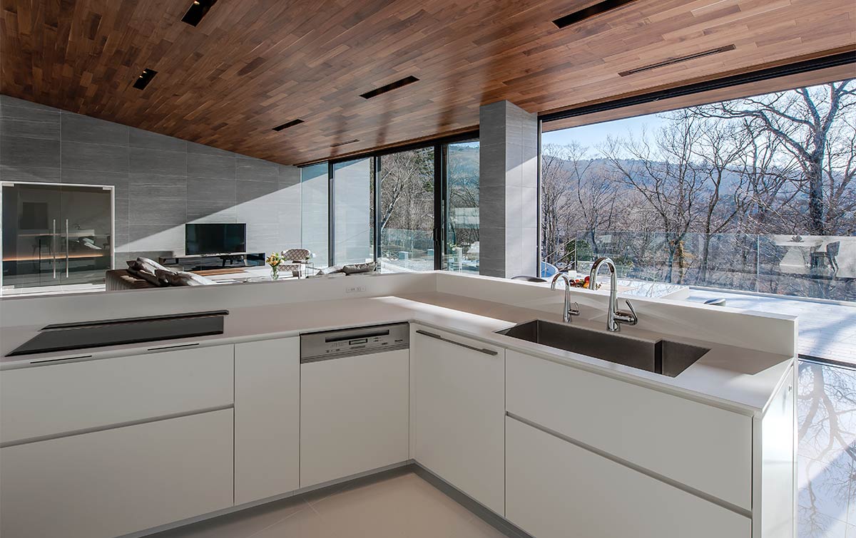 高級デザインキッチン実例│パノラマ開口から取り入れた景色の美しさが映える