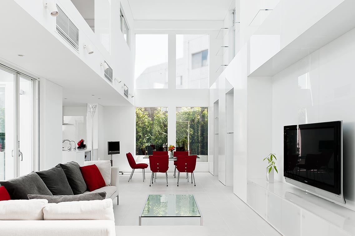 高級住宅のモダンなリビング│真っ白　シンプル　赤い家具　